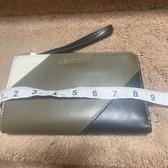 Michael Kors Wristlet/Wallet Colorblock  Like new condition - Picture 3 of 7